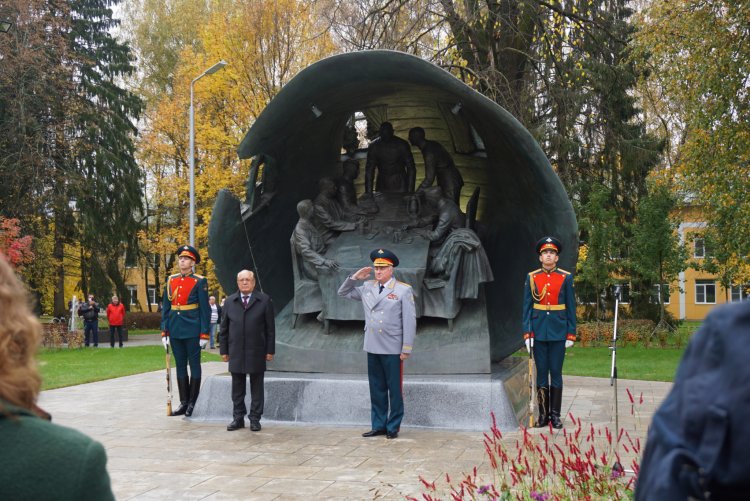 Торжественное открытие скульптурной композиции. Фото: Анастасия Ибрагимова / Научная Россия