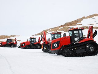 Тракторы Caterpillar. Фото: Лев Синкин