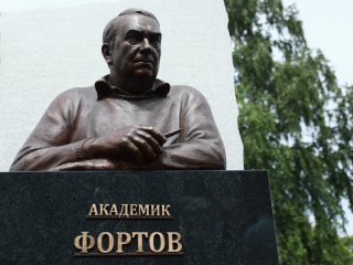 Торжественное открытие памятника академику Владимиру Фортову. Фото: Николай Малахин / «Научная Россия»