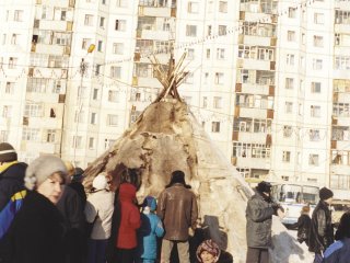 Очередь для посещения чума в г. Надым