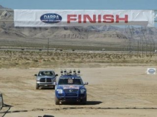 13 марта 2004 года. Состоялось первое ралли автомобилей-роботов DARPA Grand Challenge