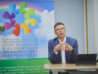 Исполнительный директор МРБООИ «Союз пациентов и пациентских организаций по редким заболеваниям» Денис Беляков. Фото: Елена Либрик / «Научная Россия»