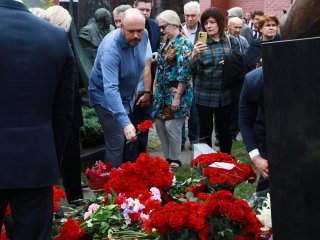 Торжественное открытие памятника академику Владимиру Фортову. Фото: Николай Малахин / «Научная Россия»