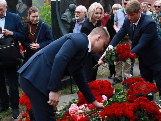 Торжественное открытие памятника академику Владимиру Фортову. Фото: Николай Малахин / «Научная Россия»