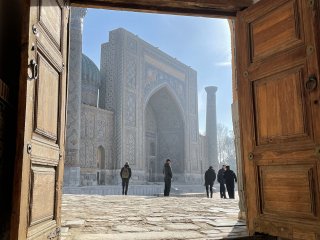 Необычный вид на площадь Регистан, Самарканд. Автор фото: Кирилл Локтионов