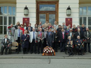 Возложение цветов ветеранами РАН