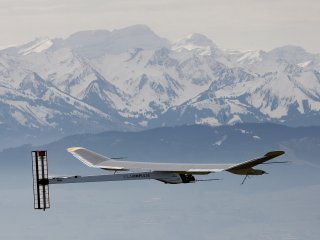 Самолет на солнечных батареях готовится к перелету продолжительностью 120 часов