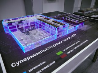 Главный машинный зал с вычислительным оборудованием установки "Ломоносов-2". Фото: Елена Либрик / «Научная Россия»