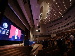 Во время Общего собрания академики слушали обращение В.Путина…