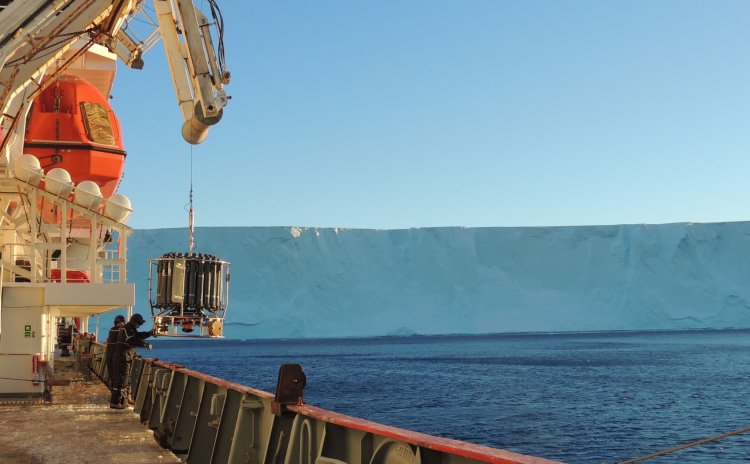 Почему пресная вода в океане опускается на глубину, а не стремится к поверхности