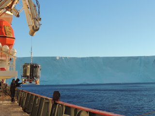 Почему пресная вода в океане опускается на глубину, а не стремится к поверхности