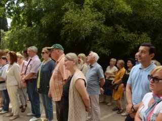 Возложение цветов к памятнику Николая фон Гартвиса в Никитском ботаническом саду