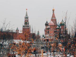 Снежная осень в Москве. Фото: Michael Parulava / Unsplash.com