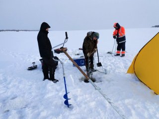 Полевые работы на льду требуют большого оснащения и оборудования. Фото - Алексей Толстиков, Институт водных проблем Севера КарНЦ РАН