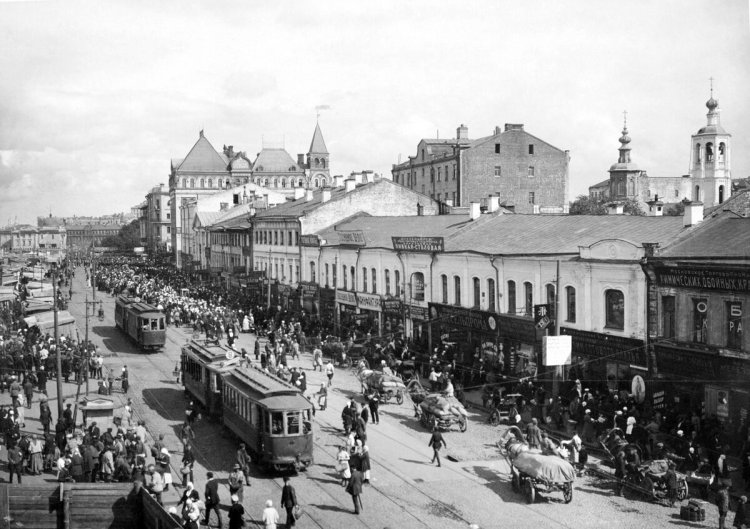 Москва, рынок Сухаревка, многолюдная улица и трамваи. Фотограф: Russ-Photo / Ullstein Bild / Фотобанк Getty Images 