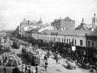 Москва, рынок Сухаревка, многолюдная улица и трамваи. Фотограф: Russ-Photo / Ullstein Bild / Фотобанк Getty Images 