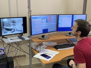 Медицинский физик А. Шемяков следит за параметрами и процессом облучения. Фото: Нелли Попова / Институт теоретической и экспериментальной биофизики РАН