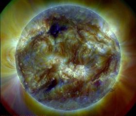 Изображение Солнца, полученное КА SDO (NASA) 8 мая 2024 г. в трех линиях УФ-излучения. Изображение NASA