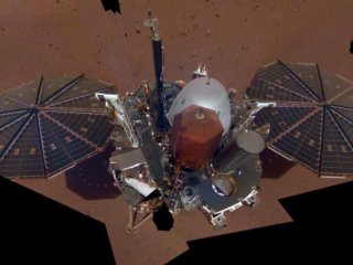 Это первое полноценное селфи аппарата NASA InSight на Марсе. На нем видны солнечные панели и палуба аппарата. На верхней части палубы расположены научные приборы, штанги метеорологических датчиков и антенна UHF. Фото: NASA/JPL-Caltech