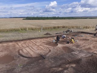 Археологические работы на некрополе Гнездилово, Суздальское Ополье. В центре кольцевая канавка вокруг погребения. Источник - пресс-служба ИА РАН 